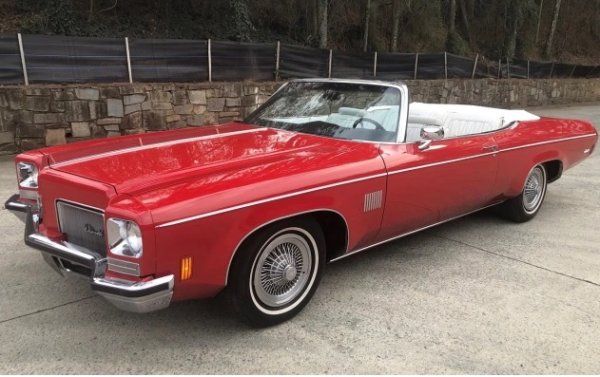 Много филмови критици смятат филма "Синьо кадифе" за своеобразна скица, по която е направен  "Туин Пийкс". Но въпреки факта, че имат много общи неща, тази лента еапълно независима. Що се отнася до автомобилите, които &bdquo;играят&ldquo; във филма, зрителят ще открие огромно количество ретро класики, въпреки че цялото действие в Blue Velvet се развива през втората половина на 80-те години.

Главният герой, Джефри Бомонт (Кайл Маклоклан, естествено) кара червен Oldsmobile Delta 88 Royale от 70-те години с отворен таван. Именно в тази кола младият мъж пристига в родния си град, където става участник в ужасни събития. Между другото, Oldsmobile Delta 88 Royale може да се види не само в този филм. Участва и в култовия филм на ужасите на Сам Рейми &bdquo;Злите мъртви&ldquo;.
